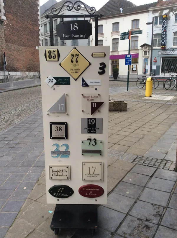 Naamplaatjes en naamborden